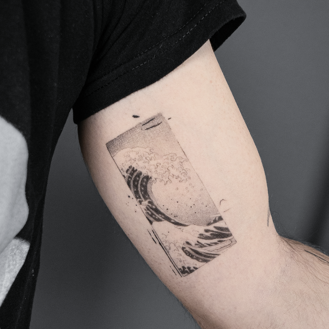 Tattoo tatuaje microrealismo ola Kanagawa Hokusai ukiyo-e fineline minimalist abstractart Leire Mdmi Asanoha Tattoo Studio