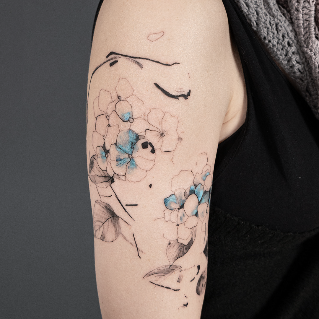 Tattoo tatuaje flores flower azul fineline minimalist abstractart Leire Mdmi Asanoha Tattoo Studio